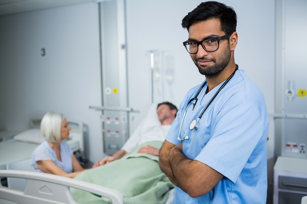 Portrait, docteur, debout, bras, traversé