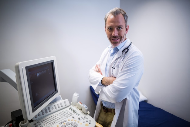 Portrait, docteur, debout, patient, surveillance, machine, ward