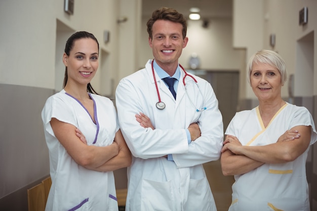 Portrait, docteur, infirmière, debout, couloir