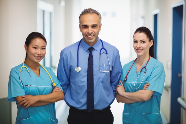 Portrait, docteur, infirmières, debout, bras, traversé