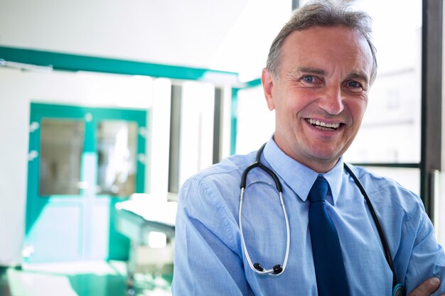 Portrait de docteur souriant à la caméra