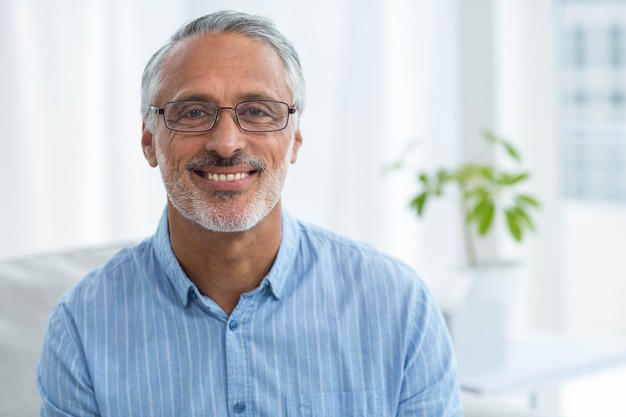 Portrait, docteur, sourire, chez soi