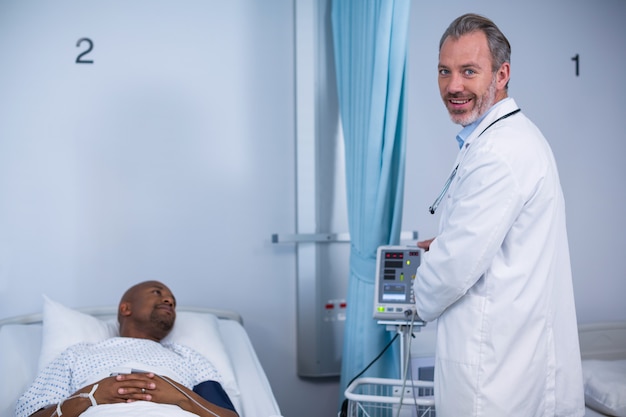 Portrait, docteur, sourire, salle, visite