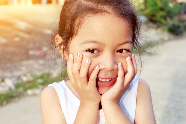 Portrait d&#39;une douce fille d&#39;âge préscolaire