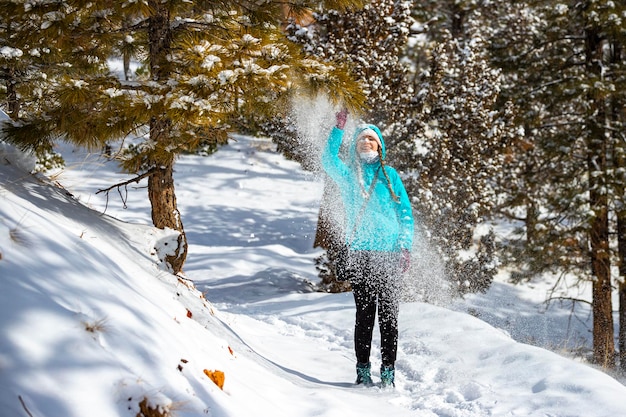 portrait d'une douce fille randonneuse dans le parc national de frosty bryce canyon pendant la randonnée hivernale aux états-unis l'hiver