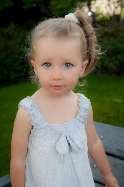 Portrait de douce petite fille jouer à l'extérieur