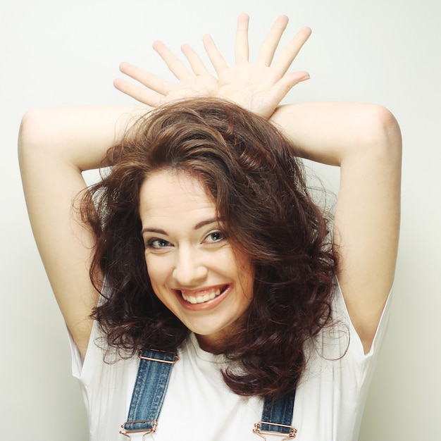 Portrait drôle de fille de beauté