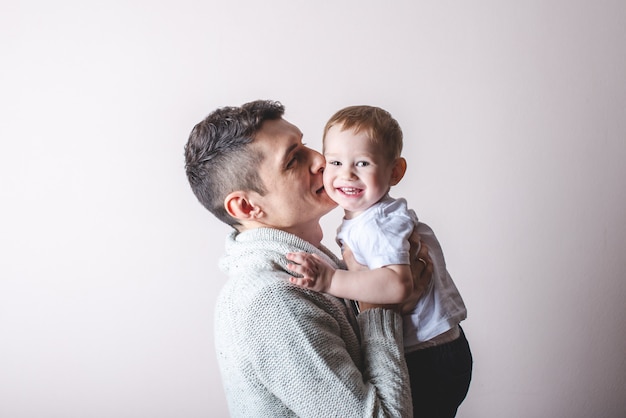 Portrait du bébé du père et du fils. Paternité, amour et protection des enfants. Famille et continuité des générations