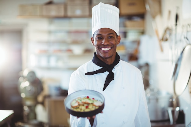 Portrait du chef cuisinier présentant la salade