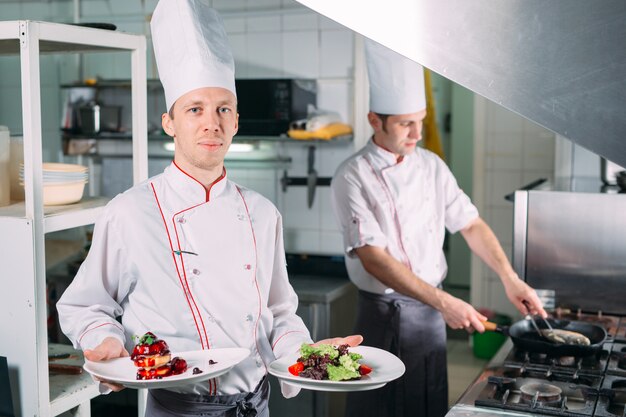 Portrait Du Chef Dans La Cuisine Du Restaurant Avec Un Plat De Foie Gras Prêt à L'emploi.