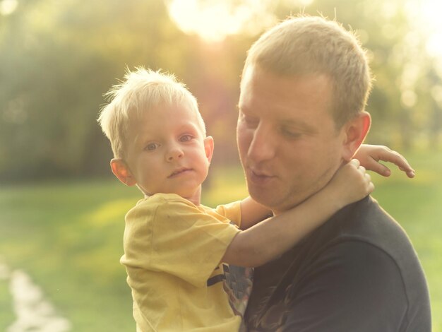 Photo portrait du fils avec le père