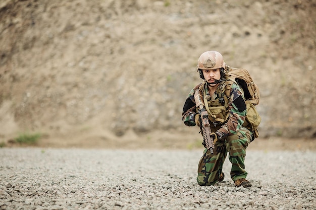 Portrait du garde forestier des forces spéciales sur le champ de bataille