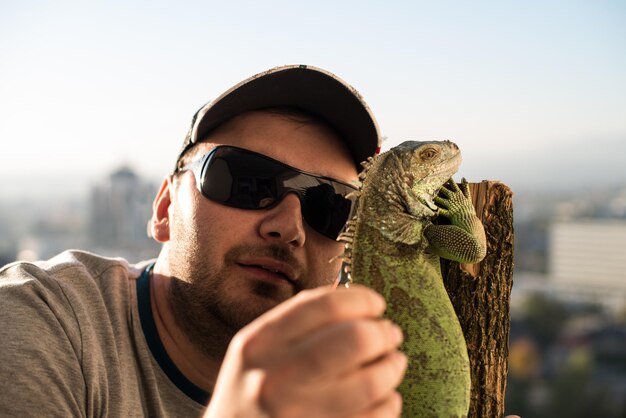 portrait du jeune homme à l'iguane