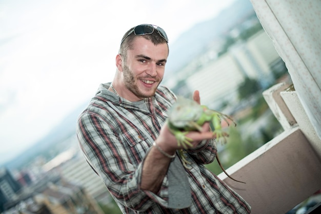 portrait du jeune homme à l'iguane