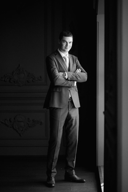 portrait du marié en costume bleu en trois pièces avec cravate le jour du mariage