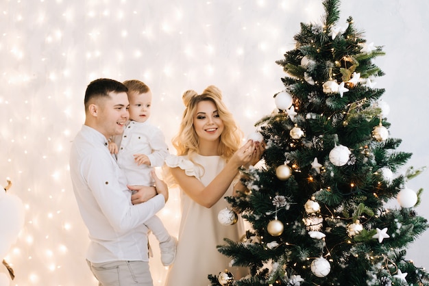 Portrait du nouvel an d'une jeune famille