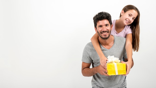 Photo portrait du père et de la fille à la fête des pères