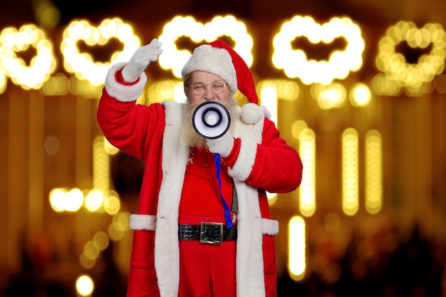 Photo portrait du père noël à l'aide d'un mégaphone.