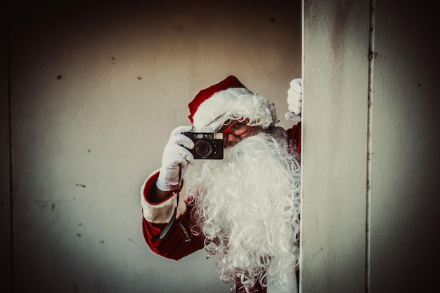 Portrait du Père Noël avec caméra après un mur saleThaïlandaisEnvoyé du bonheur pour les enfantsJoyeux NoëlBienvenue en hiver