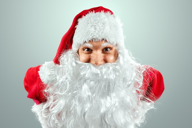 Portrait du père Noël isolé sur blanc