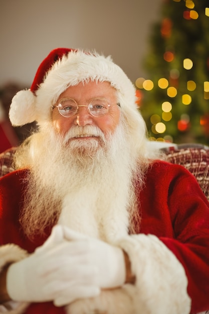 Portrait du père Noël joyeux avec ses lunettes