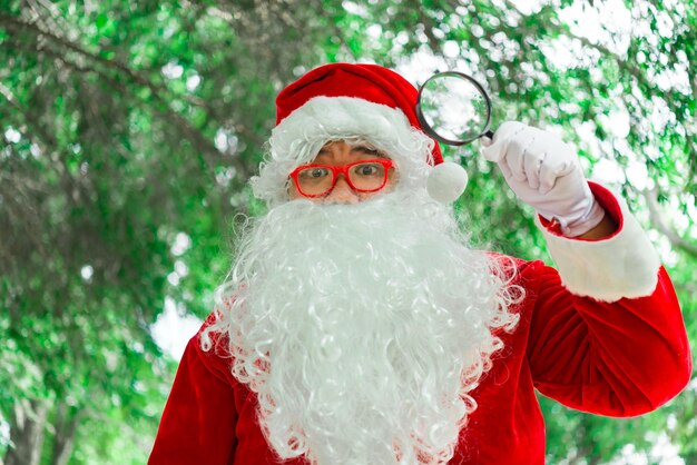 Portrait du père noël sur la lumière bokeh sous l'arbreThaïlandaisEnvoyé du bonheur pour les enfantsJoyeux NoëlBienvenue en hiver