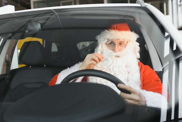 Portrait du Père Noël. Le Père Noël conduit sa voiture