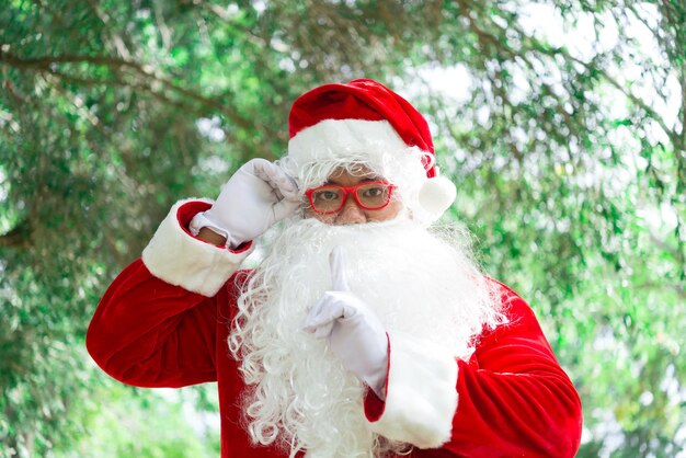 Portrait du père noëlThaïlandaisEnvoyé du bonheur pour les enfantsJoyeux NoëlBienvenue en hiver