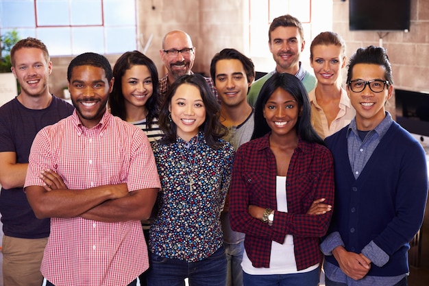 Portrait du personnel debout dans un bureau de design moderne