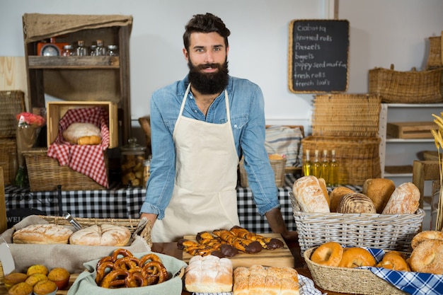 Portrait du personnel masculin debout au comptoir de la boulangerie