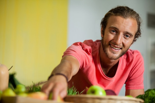 Portrait du personnel masculin organisant des fruits dans la section biologique