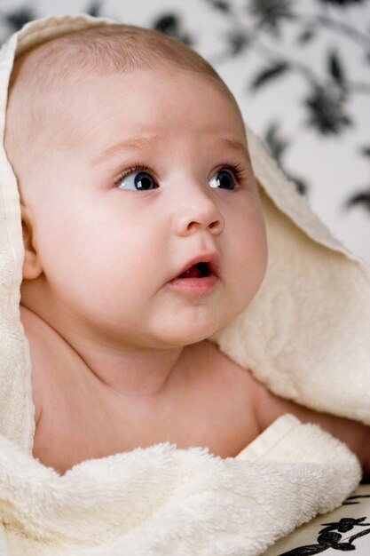 Portrait du petit bébé et la serviette blanche