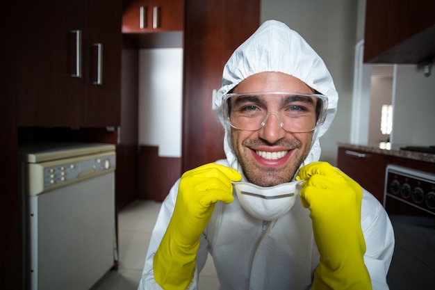 Portrait du travailleur heureux en cuisine