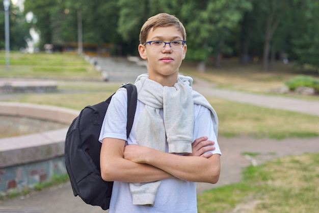 Portrait d'écolier adolescent dans des verres avec sac à dos