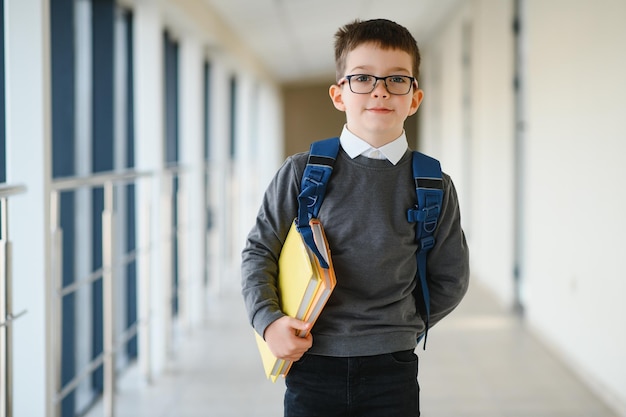 Portrait d'écolier mignon avec sac à dos Écolier avec sac à dos à l'école Retour à l'école