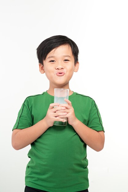 Portrait d'un écolier mignon avec un verre de lait