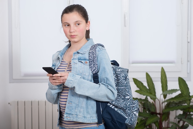 Portrait d'écolière à l'aide de smartphone