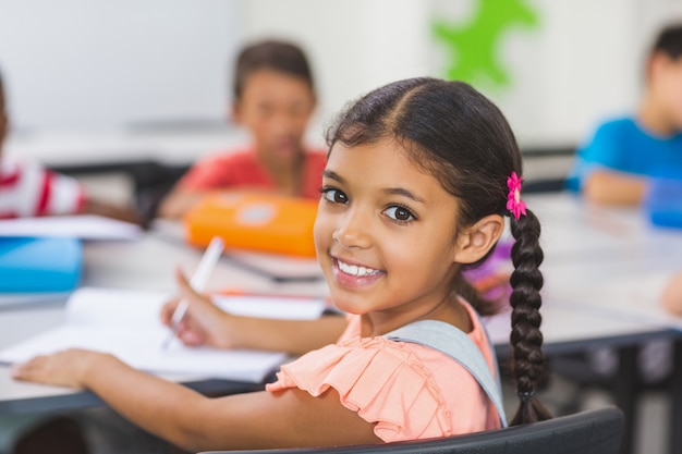 Portrait d'écolière en classe