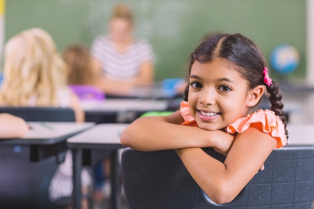 Portrait d'écolière en classe