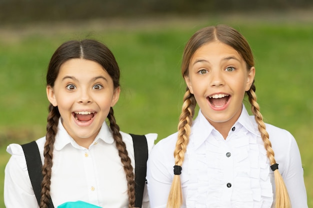 Portrait d'écolière deux enfants adolescents étonnés écolières amitié en plein air d'écolières