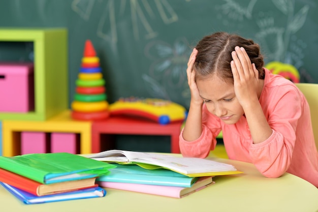 Portrait d'écolière faisant ses devoirs en classe