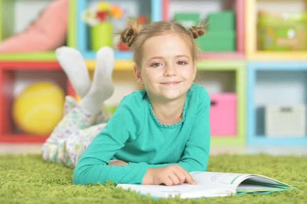 Portrait d'une écolière heureuse mignonne étudiant