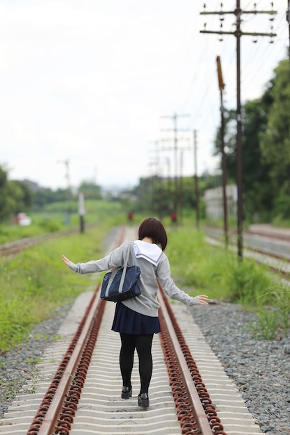 Portrait d'écolière japonaise avec parc de campagne