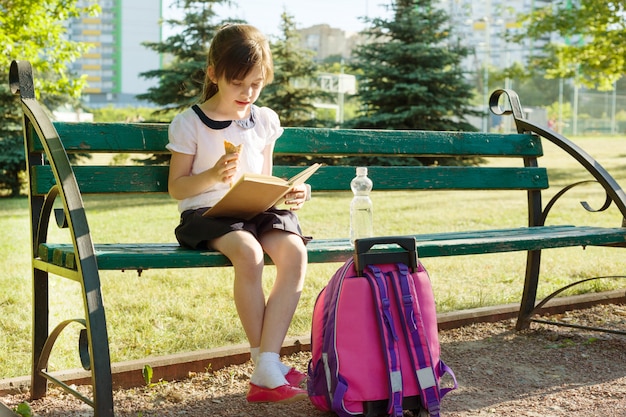 Portrait, de, écolière, livre lecture, manger, glace