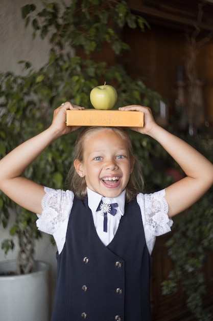 Portrait d'écolière primaire en uniforme scolaire