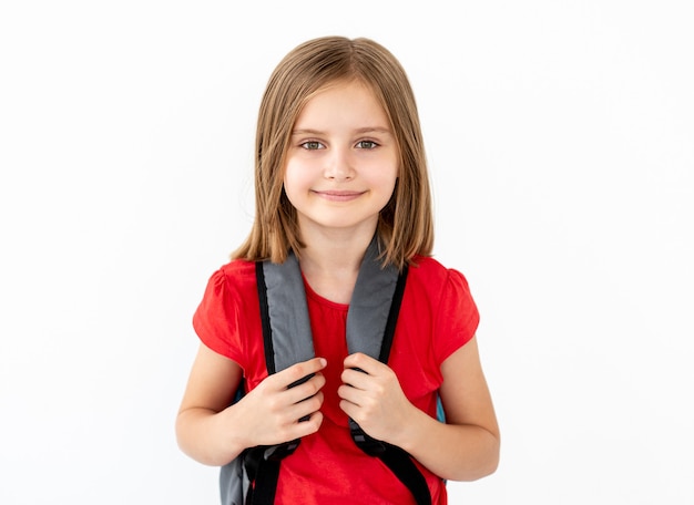 Portrait d'écolière avec sac à dos