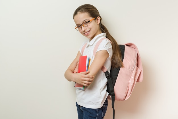 Portrait d'une écolière souriante de 10 ans