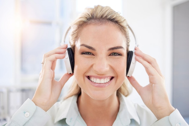 Portrait d'écouteurs et musique de femme d'affaires pour le travail de bureau ou la productivité de carrière santé mentale et bien-être Professionnel d'entreprise et visage de femme avec technologie audio pour l'inspiration