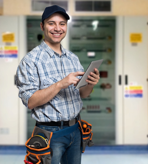 Portrait d&#39;un électricien utilisant sa tablette