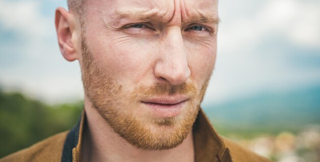 Portrait d'élégant beau jeune homme gros plan